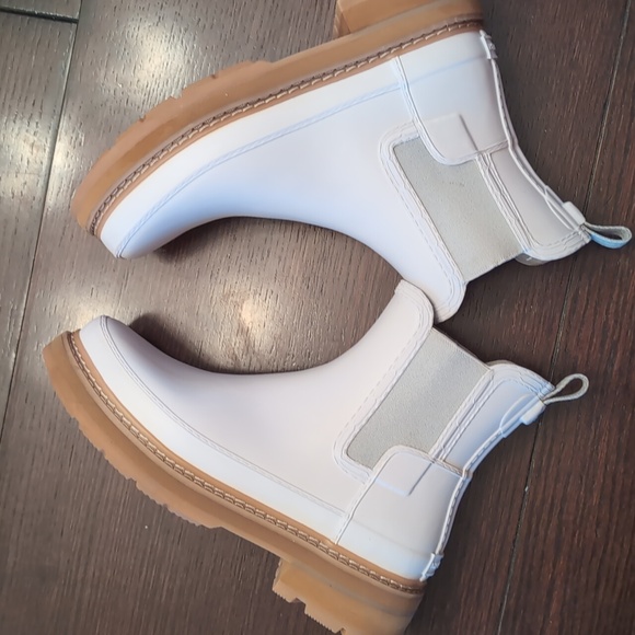 Hunter Refined Stitch Detail Chelsea Rain Boots - Picture 4 of 8